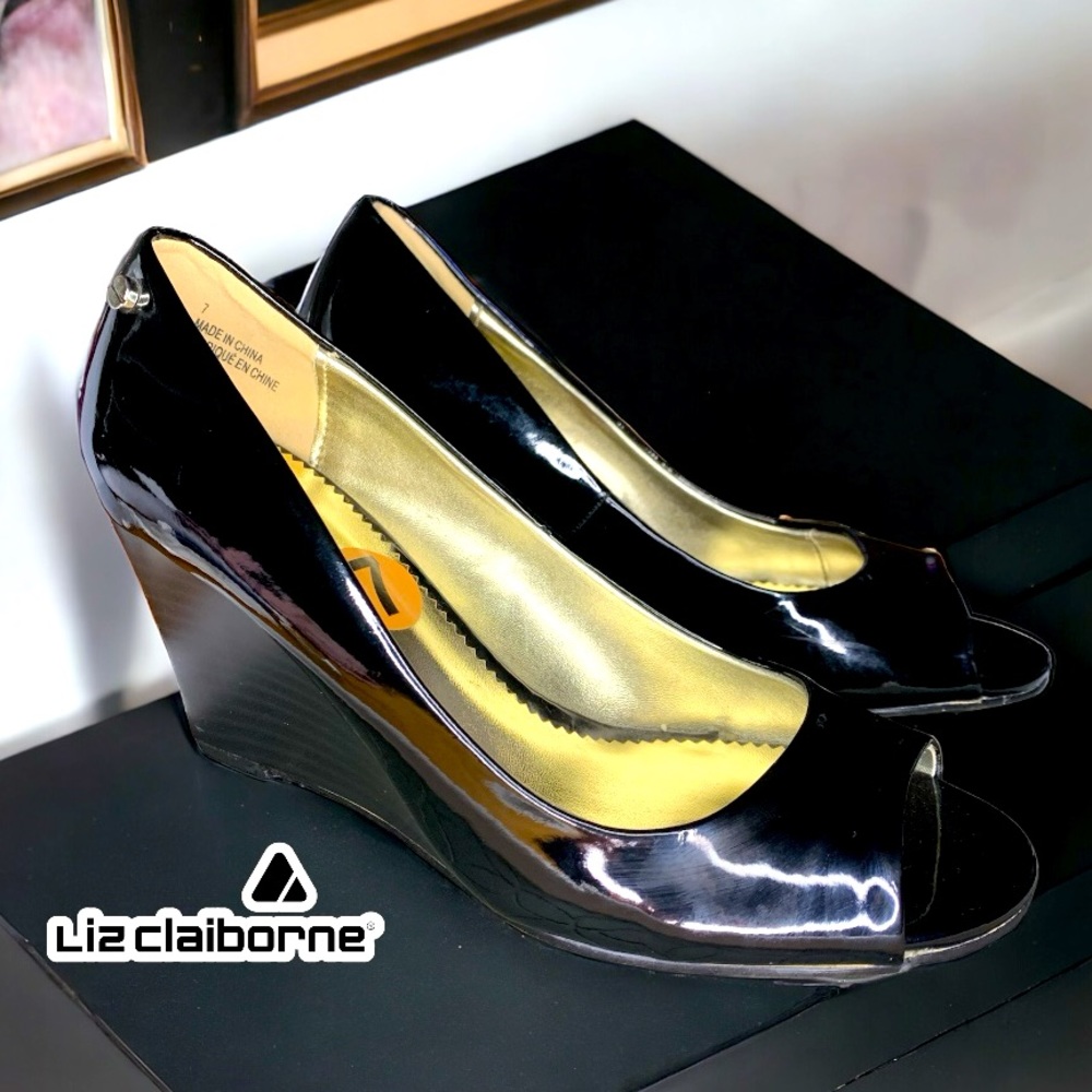 LIZ CLAIBORNE Women’s patent leather peep toe- 7